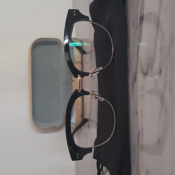 Glasses - Picture 2 of 9